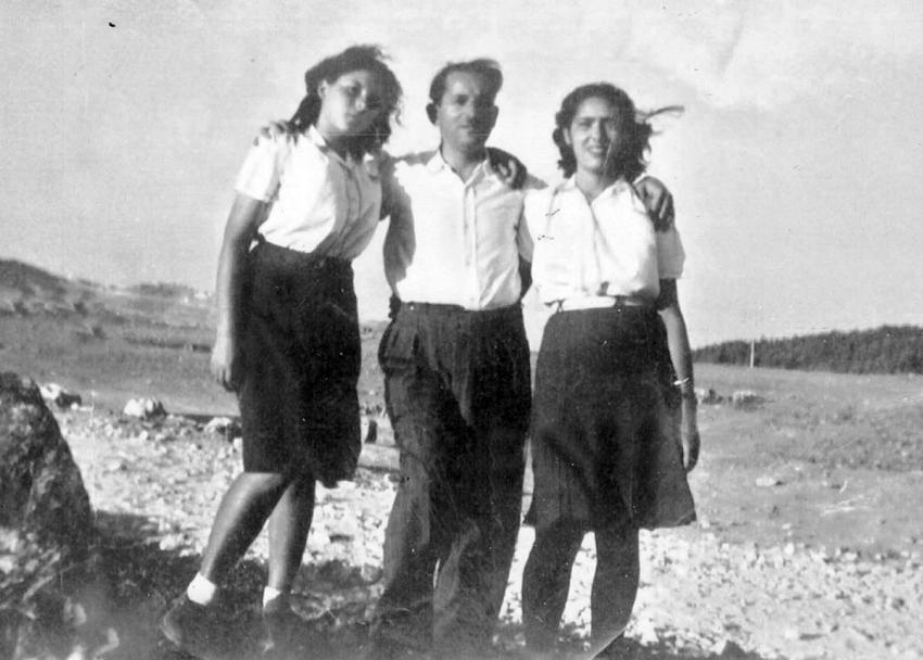 אהרן כהן, בתו שרה (משמאל) ובת אחיו שרה לאחר המלחמה