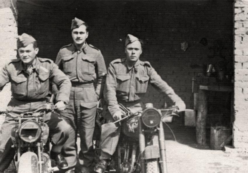 פליקס גולדוואג (במרכז) כחייל בצבא אנדרס 6.3.1943