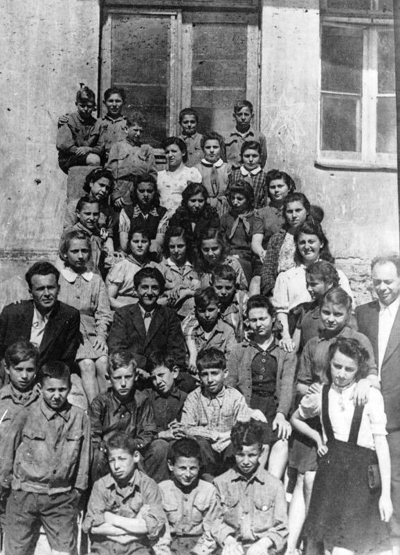 המורים והתלמידים בבית הספר היהודי בווילנה אחרי המלחמה, 1945.