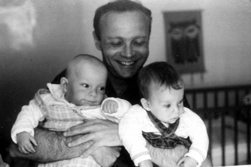 עם ילדיו, מירב (מימין) ויונתן