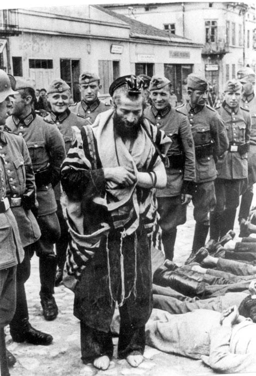 שוטרים גרמנים משפילים את הרב הגרמן באולקוש, פולין, 31 ביולי 1940