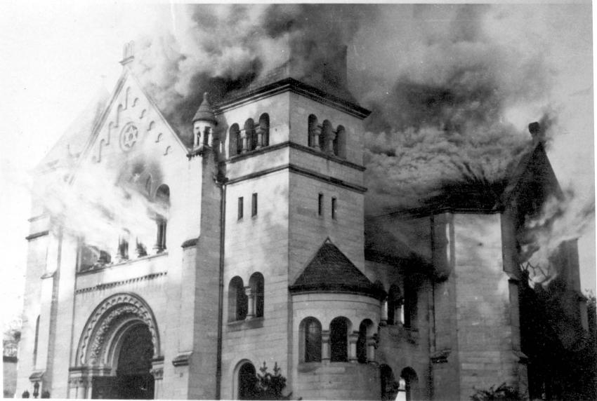 Una sinagoga incendiándose durante la “Noche de los Cristales Rotos”. Siegen, Alemania
