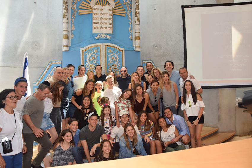 Yael y Joe Ackerman visitaron Yad Vashem junto a su familia en ocasión del Bar MItzva de su hijo Aarón acompañados por Perla Hazan