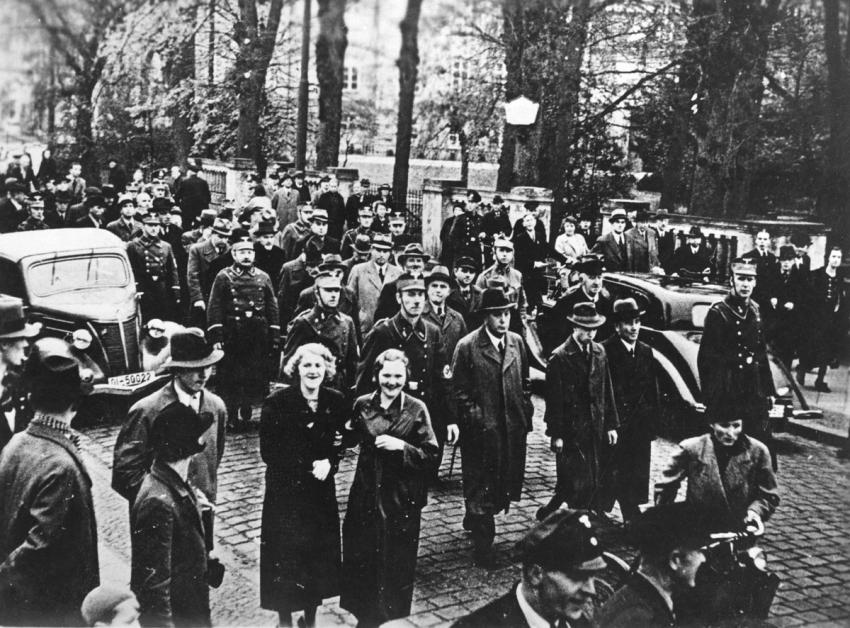 Varones judíos obligados a desfilar por las calles de Oldenburg, Alemania, en la mañana siguiente a la Kristallnacht, 9–10 de noviembre de 1938  