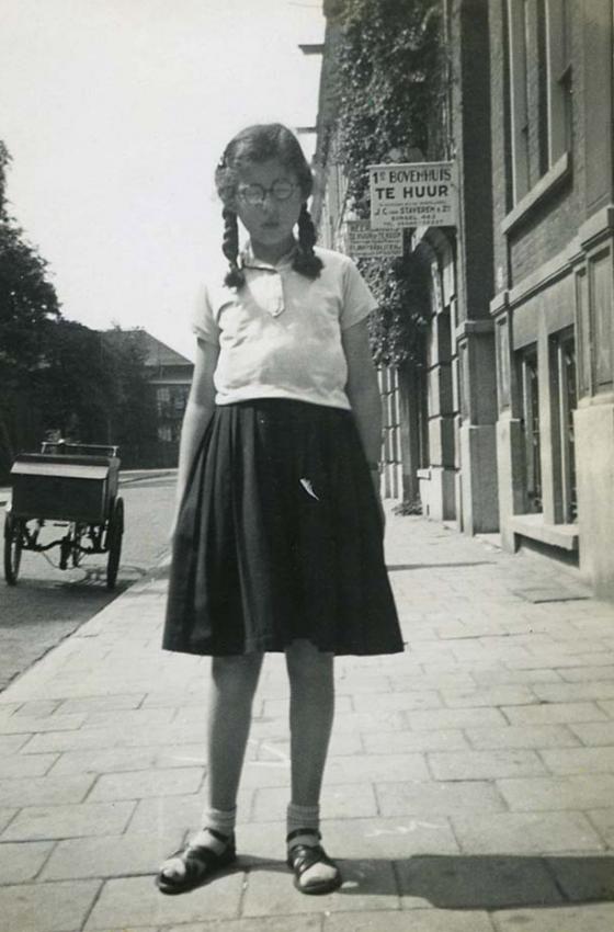 אסתר פינקהוף ליד ביתה. אמסטרדם, לפני המלחמה