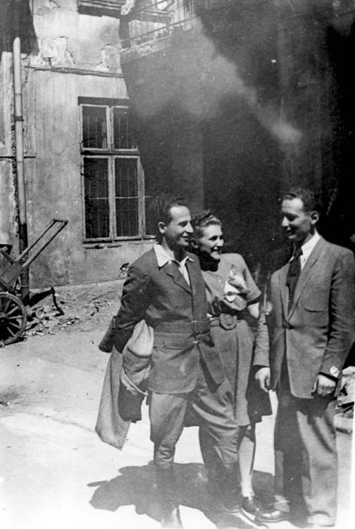 יוסף הילפשטיין וחבריו בתנועת הבריחה, לאחר המלחמה, קרקוב, פולין