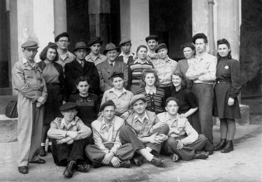 תמונה קבוצתית של חברי קיבוץ &quot;בטחון&quot; במחנה עקורים באיטליה, 02 במאי 1947