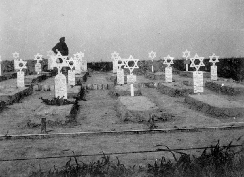 ראבנה (Ravenna) שבאיטליה, מרס 1945: בית קברות לחללי הבריגדה. על כל אחד מהקברים הוצב מגן דוד.