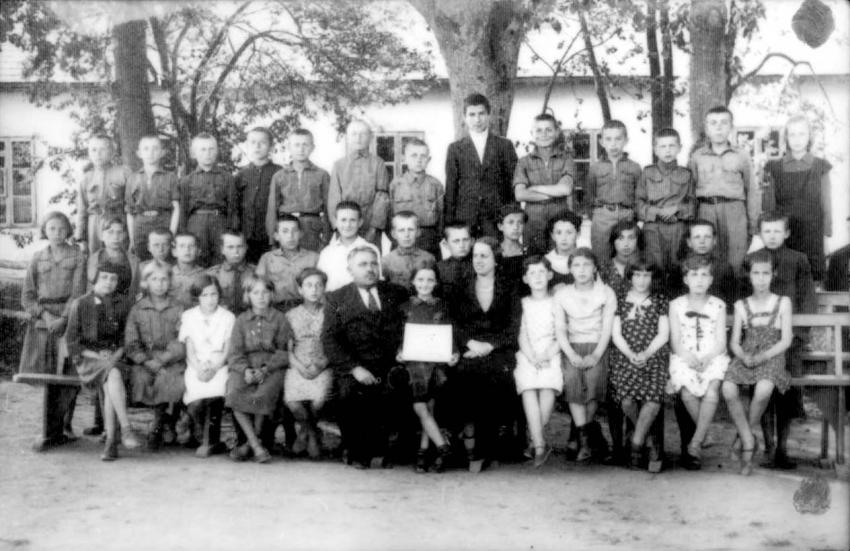 Group of teachers and students at the Jewish elementary school (Yiddishe Folks Shul) in Mir