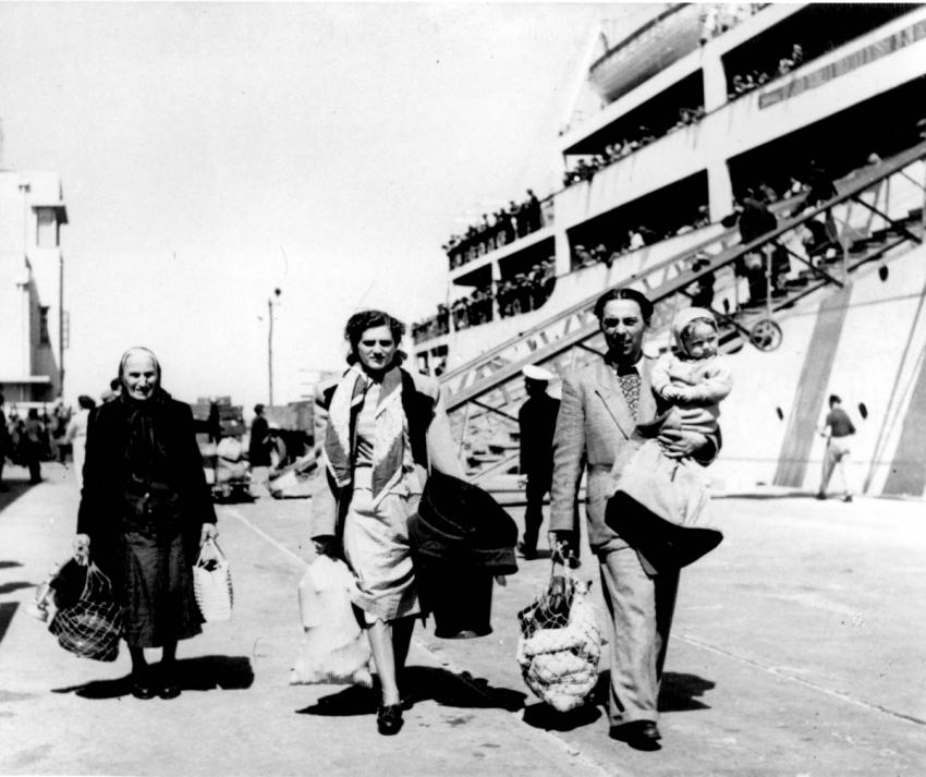 משפחה מרומניה בדרכה מהאוניה למעברה בישראל, מרץ 1951