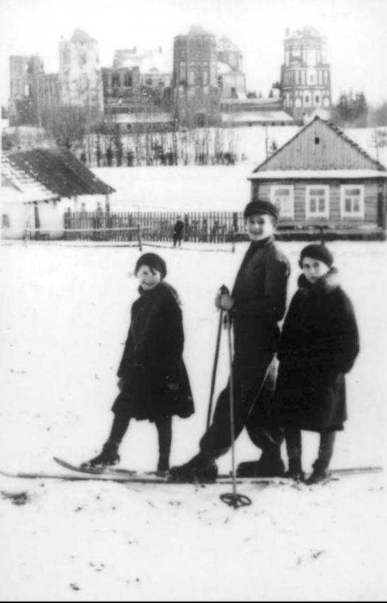 Moshe Goldin and his sisters Riva (right) and Elka, in front of the Mir palace (&quot;Zamek&quot;, fortress), Mir. Photo: their father, Binyamin Goldin, the town photographer