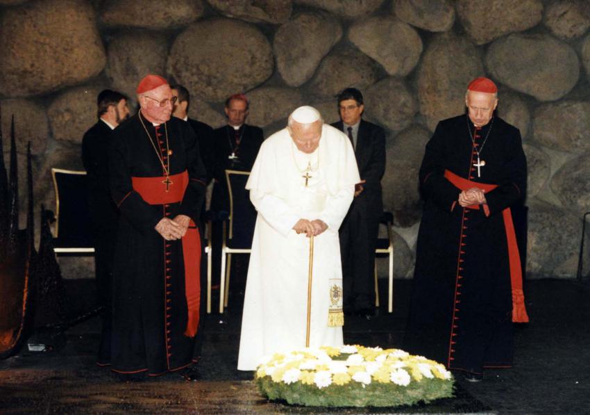 Papst Johannes Paul II. bei der Niederlegung eines Kranzes in der Gedenkhalle