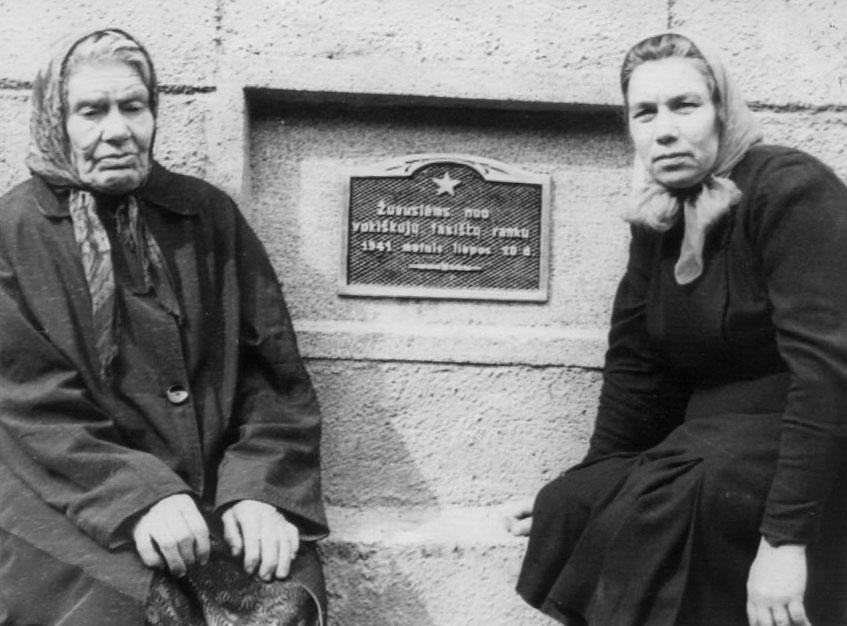 חנה קגן וביתה גלקה ליד המצבה לזכרון רצח הגברים בקורשן ב-27 ביוני, 1941 (ב' תמוז)