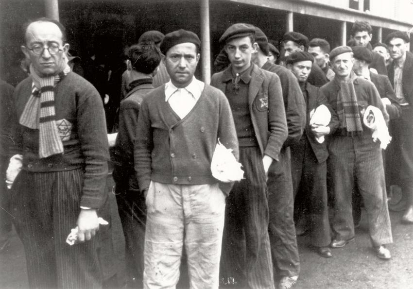 Евреи в лагере для интернированных Дранси, Франция. 3 декабря, 1942