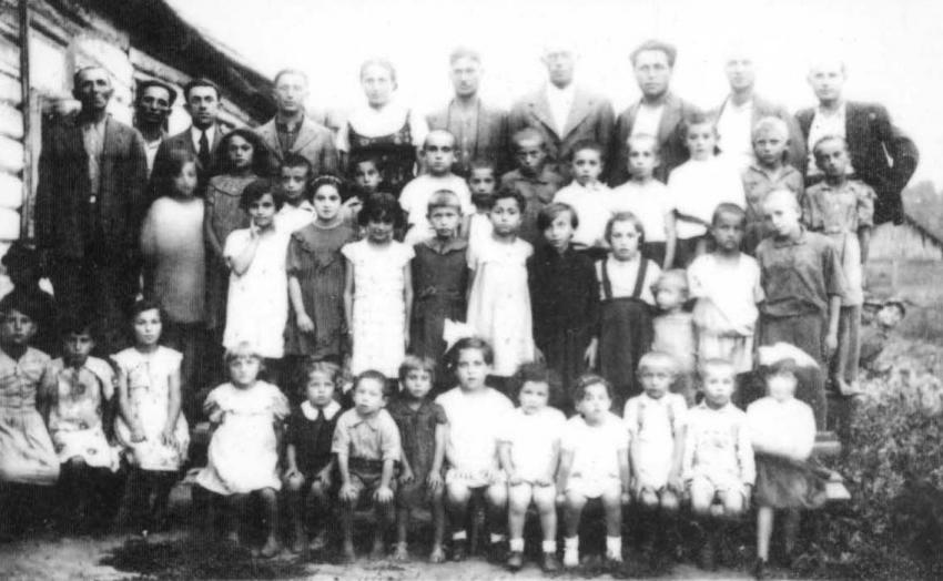 Group of teachers and students at the Jewish elementary school (Yiddishe Folks Shul) in Mir, 1937, during the visit of Morris Ziskind (top row, fourth from right) on his way to a family visit in the town of his birth in Lithuania.
