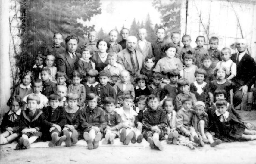 A group of teachers, activists and students at the Jewish elementary school (Yiddishe Folks Shul) in Mir, 1937.
