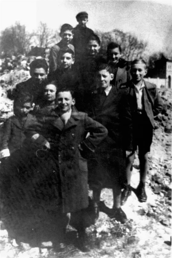 נוער יהודי בגטו פיוטרקוב טריבונלסקי.