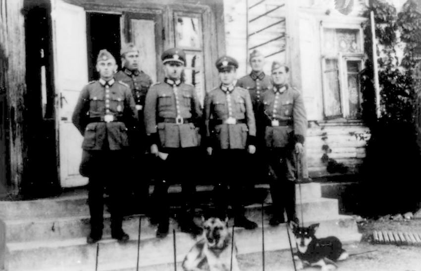 הז'נדרמריה הגרמנית במיר, 1941-1942. השלישי משמאל, עם שפם - ריינהולד היין, ראש המשטרה הגרמנית המקומית