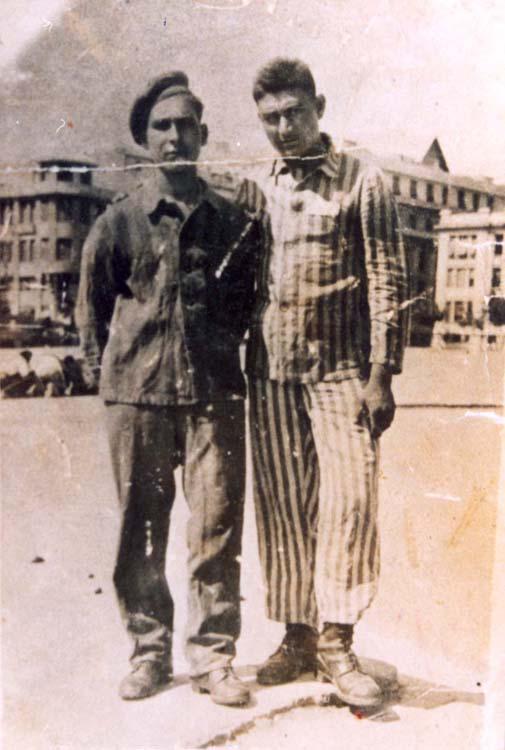 Ο Οβάντια Μπαρούχ (στα δεξιά) με στολή φυλακισμένου. Θεσσαλονίκη, μετά την απελευθέρωση