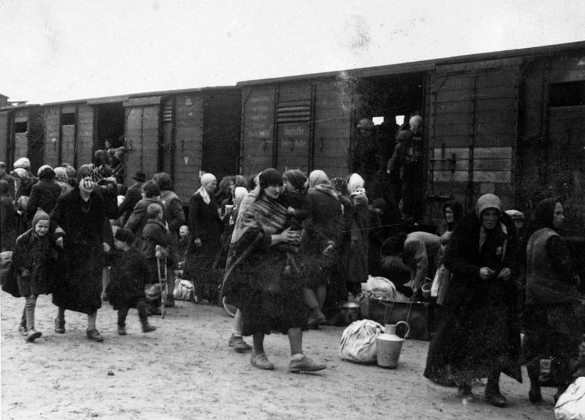 Frauen und Kinder auf dem Ankunftsbahnsteig in Birkenau, der als „Rampe“ bekannt ist.