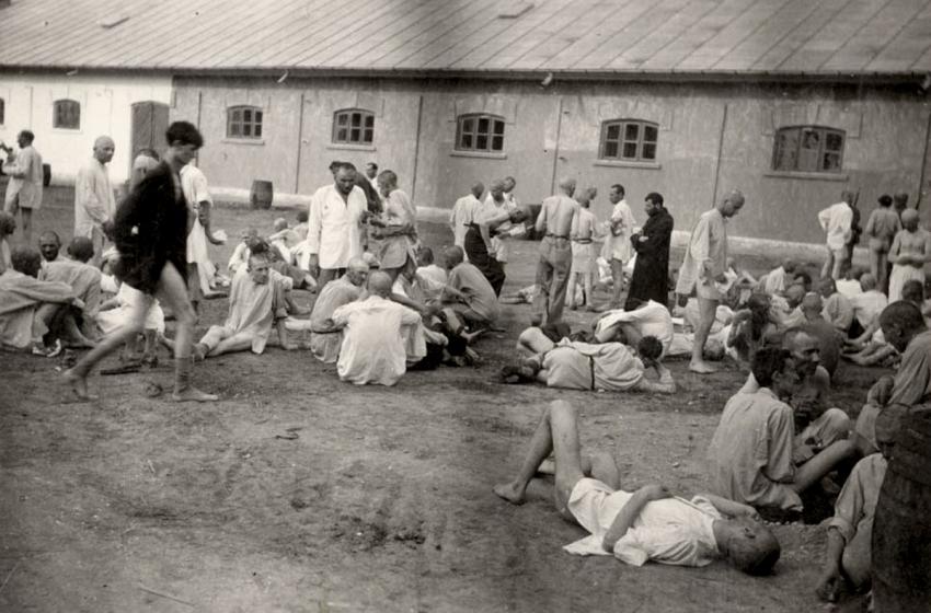 Julio de 1941 - Sobrevivientes judíos del tren de la muerte de Iasi a Calarasi, Rumania