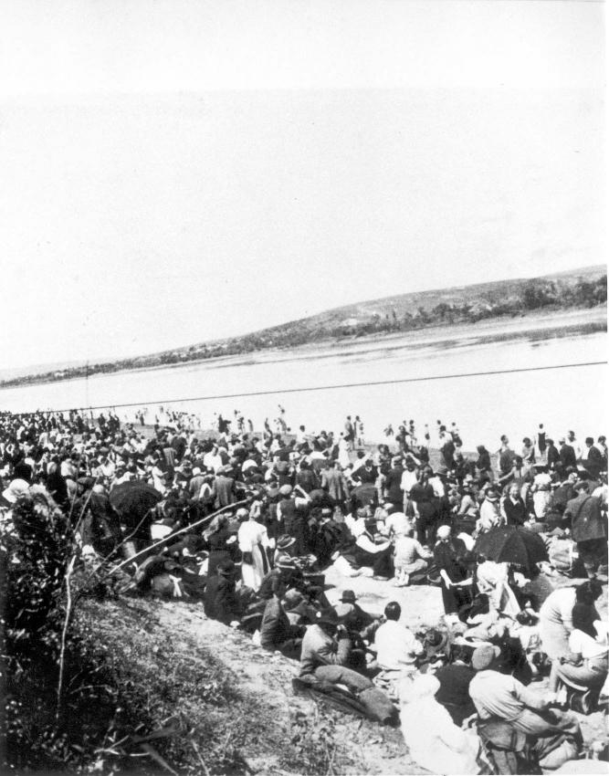 Депортация евреев через Днестр в Транснистрию. Волчинец, Бессарабия, Румыния. 10 июня, 1942
