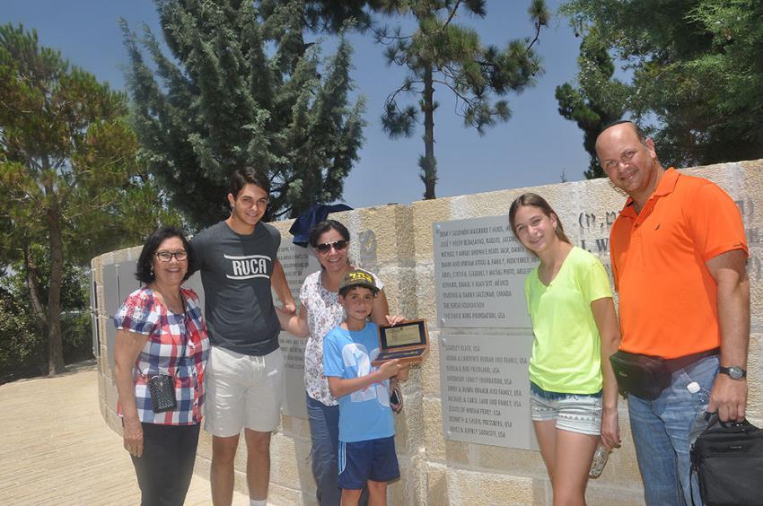 Miriam y David Attias durante su visita a Yad Vashem en ocasión de la develación de la placa en la Pared de los Nuevos Builders, acompañados por sus hijos Elias, Sharon e Ilan y Perla Hazan
