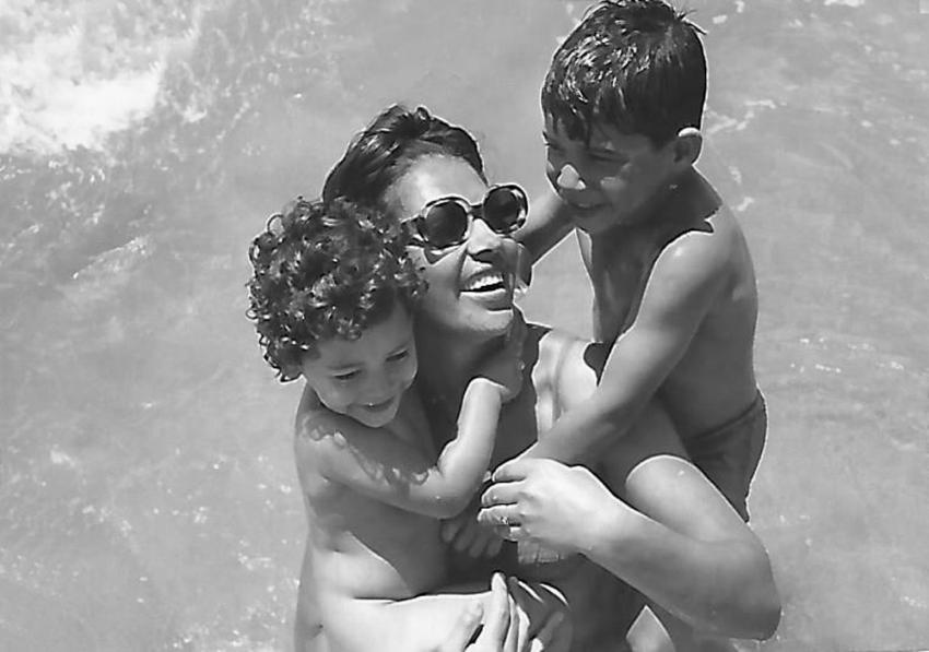 חביבה קובר עם ילדיה ירון ואורלי, 1967.