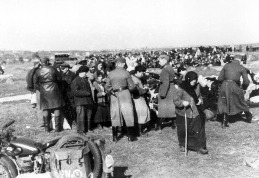 יהודי העיר לובני שבאוקראינה לפני רציחתם, 16 באוקטובר 1941