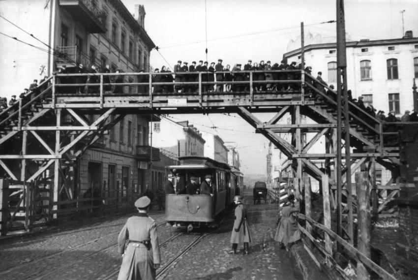 יהודים על הגשר שחיבר שניים מחלקיו של גטו לודז', פברואר 1941