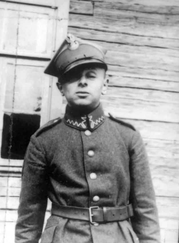 בערל רזניק, בנו של משה רזניק, בעת שירותו בצבא הפולני, 1938. בערל נהרג בעת שלחם בשורות הצבא האדום ב-1942