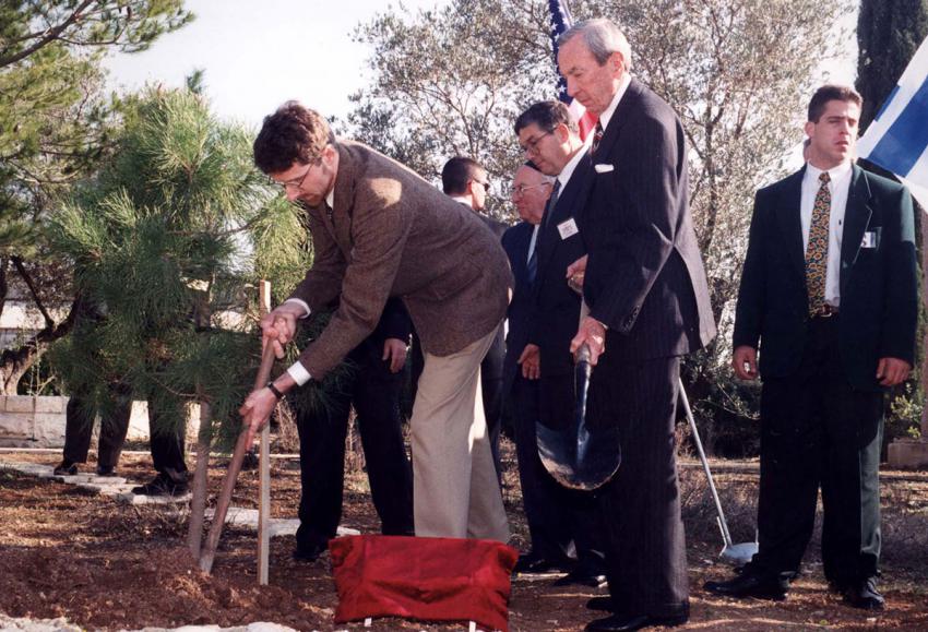 Plantando un árbol en honor de Varian Fry, Estados Unidos