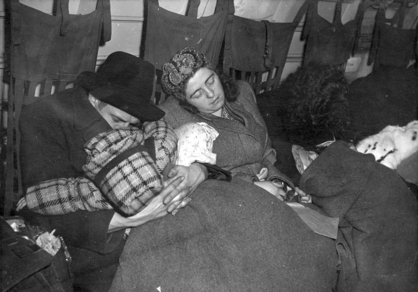 פליטים ישנים במטוס אמריקאי במהלך טיסה אל מחוץ לגרמניה