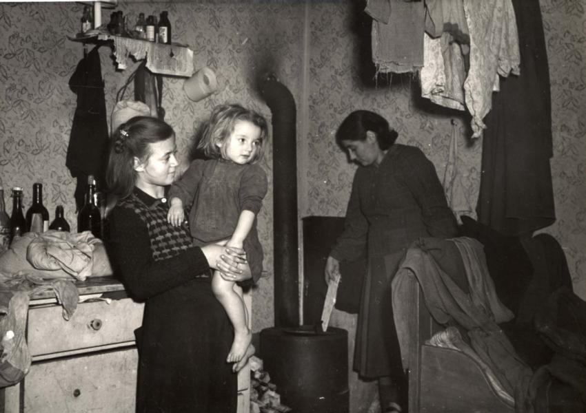 נשים וילדים במחנה העקורים פלדאפינג, גרמניה