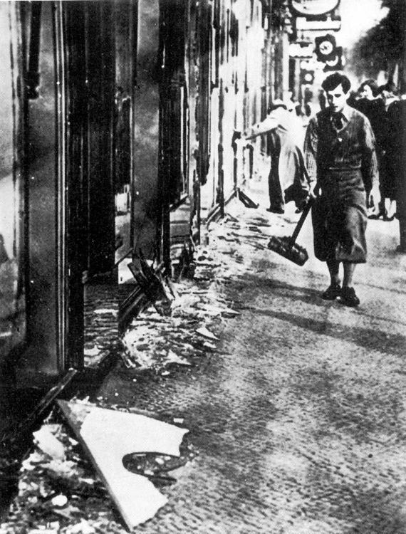 “碎玻璃之夜”期间被毁的一家犹太人商店，德国，1938年11月11日