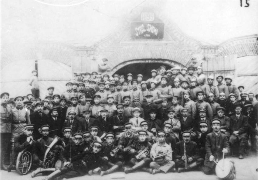 Fire Brigade and the Orchestra during the visit of Z. L. Hoffman, a philanthropist born in Mir who came on a visit from the US, Mir, 1926. The drummer, first row, right – is Azriel Kaplan.