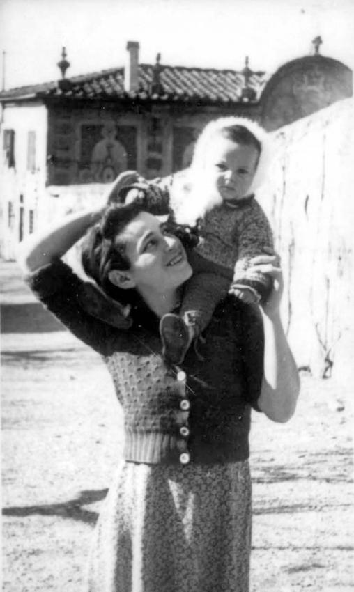 פסיה רזניק-שקלאר ובנה אברהם, אוסטיה, איטליה, 1945. פסיה ודב (ברצ'קה) רזניק היו פרטיזנים בתקופת המלחמה
