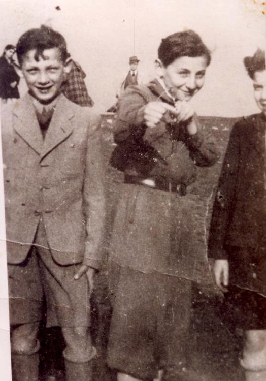 אדם ונוצ'ק (Adam Wnuczek) בגיל 12, עם שני נערים נוספים בגטו, קרקוב, פולין