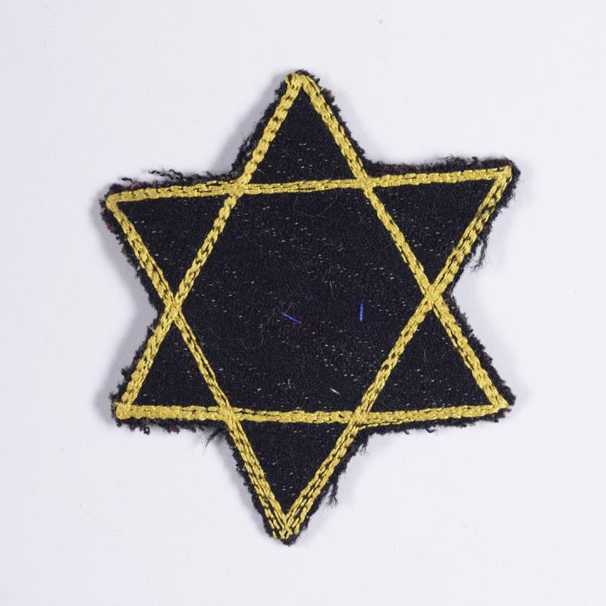 אות קלון וזיהוי (טלאי מגן דוד) שיהודי יאסי, רומניה, חויבו להצמיד לבגדם בפקודת השלטונות.