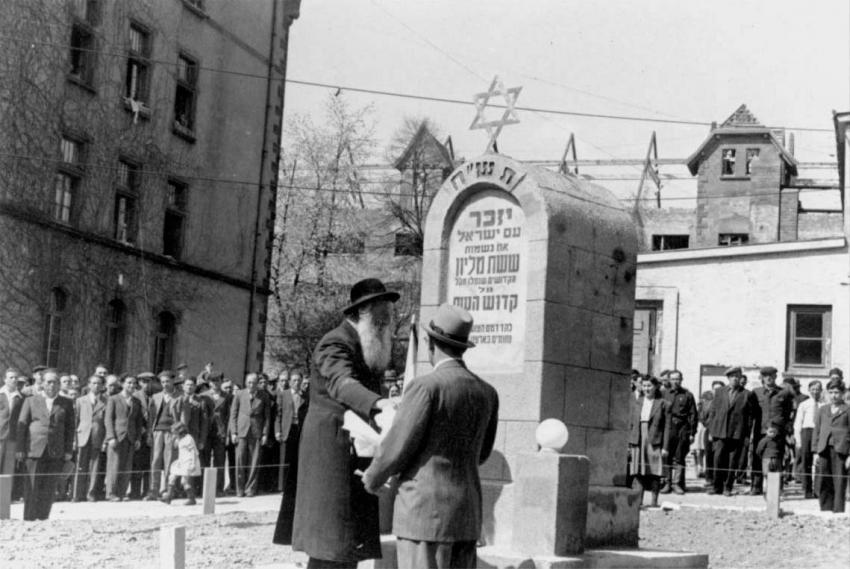 The eldest inmate of the Jägerkaserne (Hunter's Barracks) DP camp in Kassel unveils a monument at the site, 19 April 1948