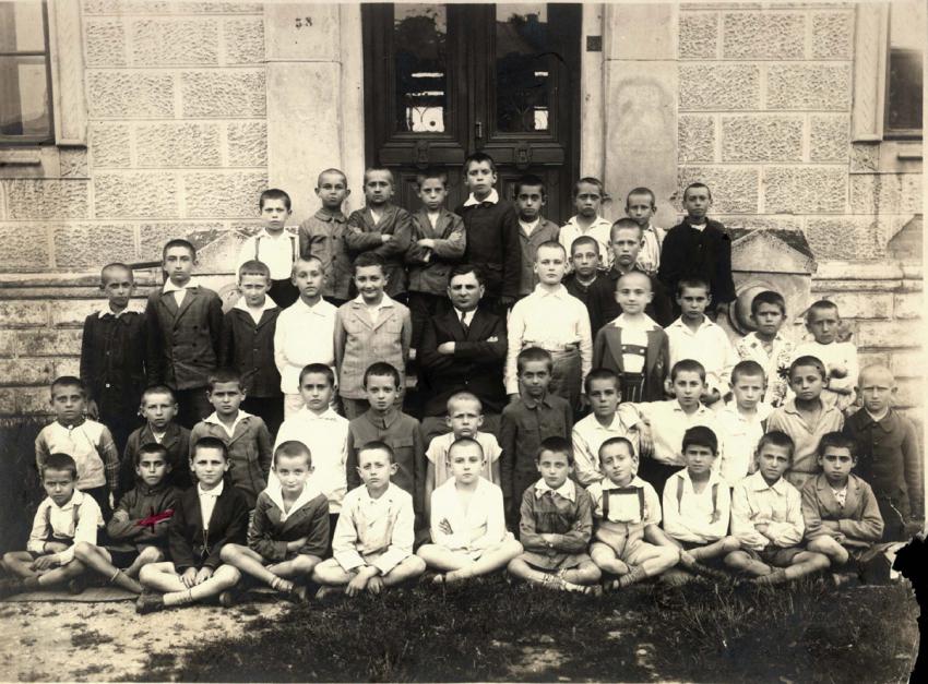 Iaşi, România, fotografii ale claselor de elevi împreună cu profesorul lor (perioada interbelică)