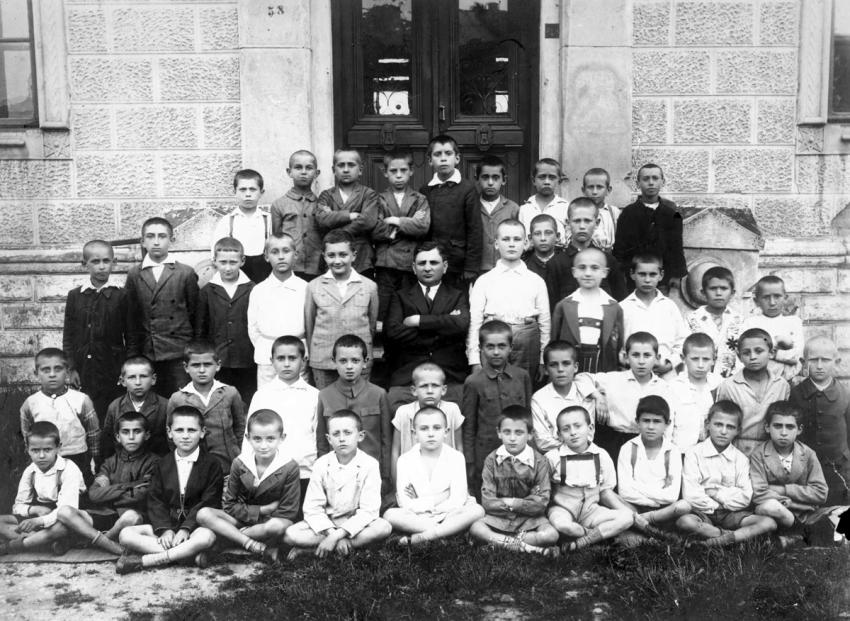 תלמידים ומורה ביאסי לפני המלחמה.