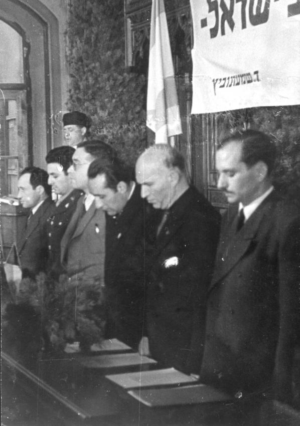 Yzkor (oración de recordación) por las víctimas del Holocausto durante una conferencia sionista en el campo de desplazados de Múnich, enero de 1946. En la extrema derecha: Salman Grinberg, el presidente del Comité Central de Judíos Liberados en Alemania.