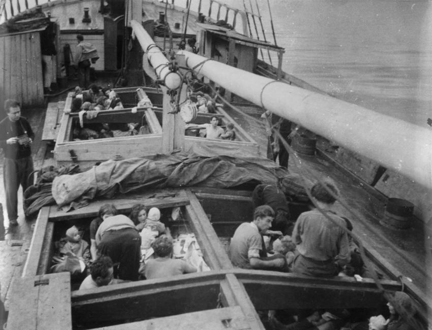 Women, children and babies on the deck of the Ha’apalah ship “Lo Tafchidunu” (“You Can’t Frighten Us”), 1947.