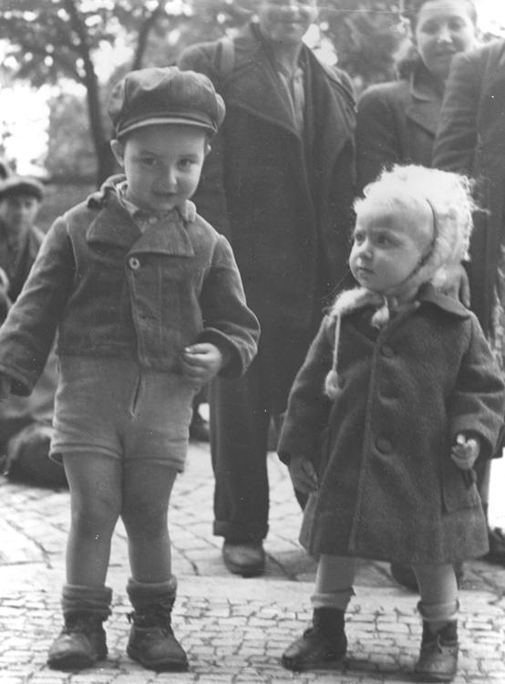 צ'כוסלובקיה, "הבריחה", פעוט וילד ממתינים לרכבת בדרכם למערב אירופה, 1946