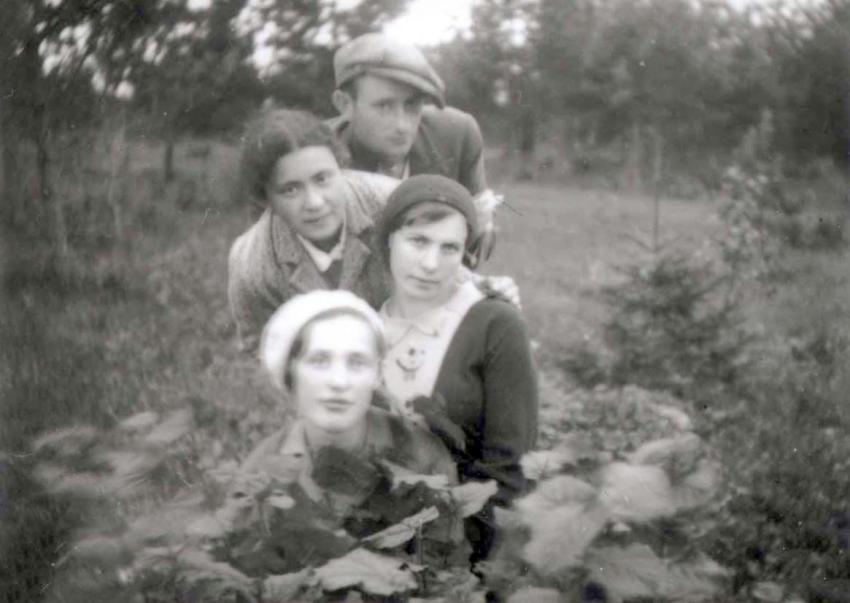 חברים ביער, מיר, 1932. מלמעלה: ישה רוזובסקי, פניה צימרמן, מניה חימוביץ, זויה מילר 