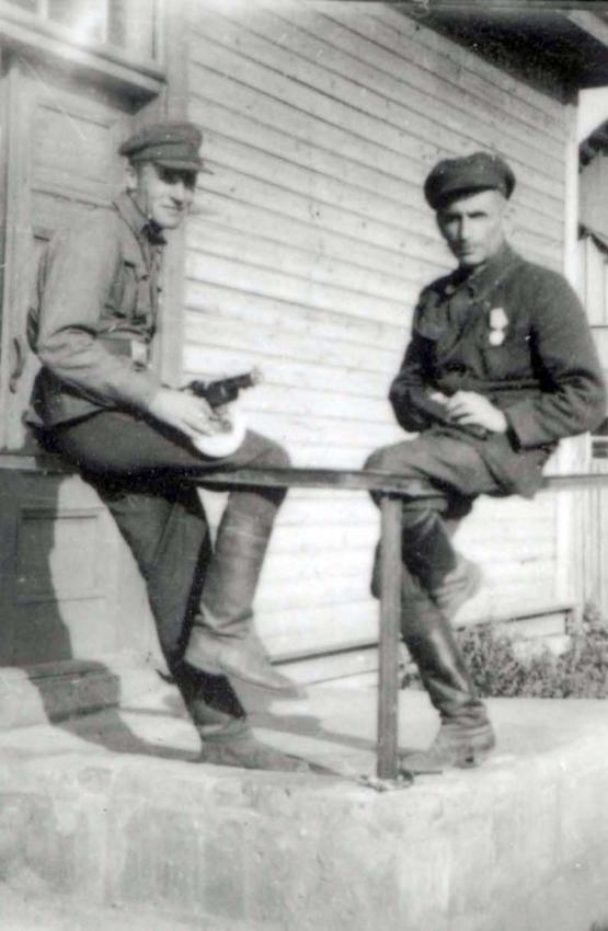 סלי צ'רני (מימין) וחברו מוניה גילימובסקי במדי הצבא האדום, מיר. סלי צ'רני נהרג כשהצבא האדום נכנס לגרמניה.