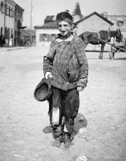 ילד יהודי מקבץ נדבות, שידלובייץ, פולין
