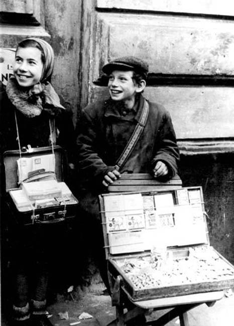 ילדים מוכרים סיגריות בגטו ורשה, פולין