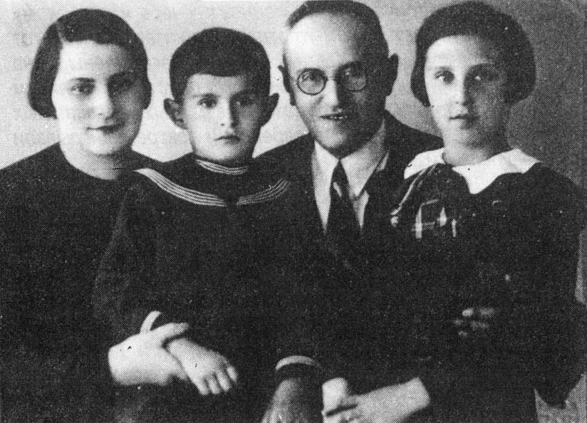 Gregory Szur (Scurr), his wife Jocha and their children Miriam and Aharon
